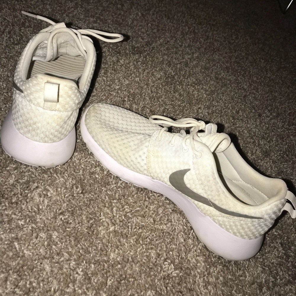 White Nike Roches - Picture 5 of 5